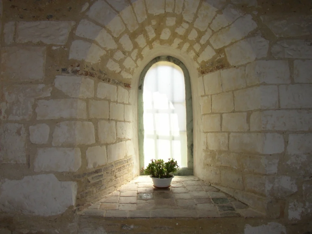 Fenêtre de la chapelle de Mesnil saint-loup