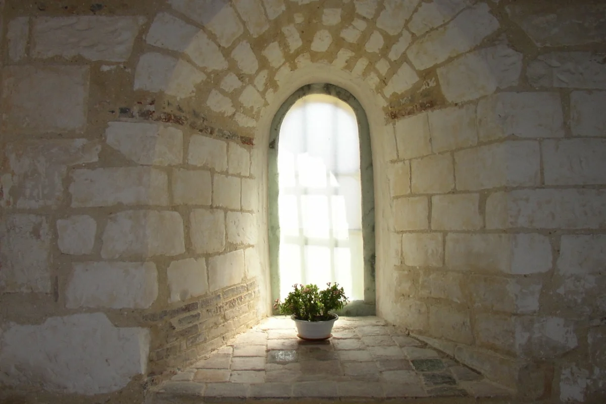 Fenêtre de la chapelle de Mesnil saint-loup